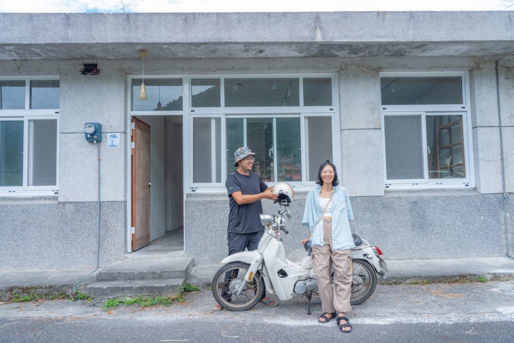騎著一臺復古檔車翩然出現的萊拉。檔車好，還可以騎下田，蔡山說。