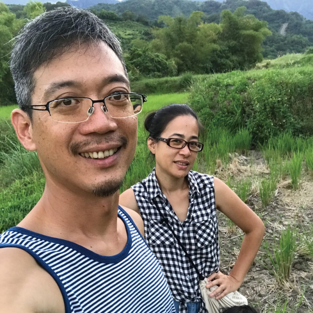 表演工作完成後，以莉．高露（右）也會和陳冠宇一起進行農務。