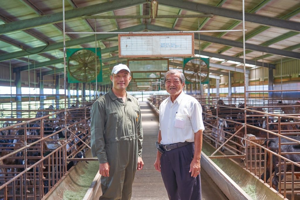 陳瑞成（右）於2003年興建「成立種肉羊畜牧場」，目前已交棒給兒子陳奇峯（左）處理場內羊隻大小事。
