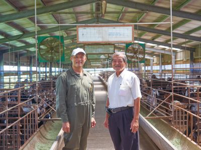 陳瑞成（右）於2003年興建「成立種肉羊畜牧場」，目前已交棒給兒子陳奇峯（左）處理場內羊隻大小事。