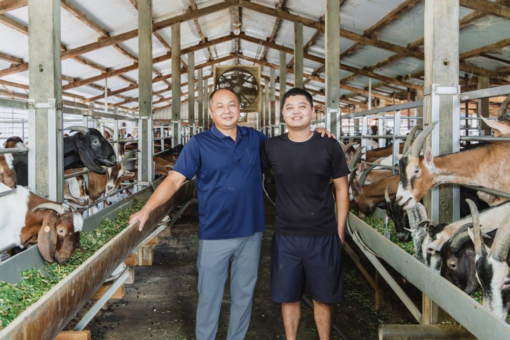 鐘承信與小兒子鐘文志。