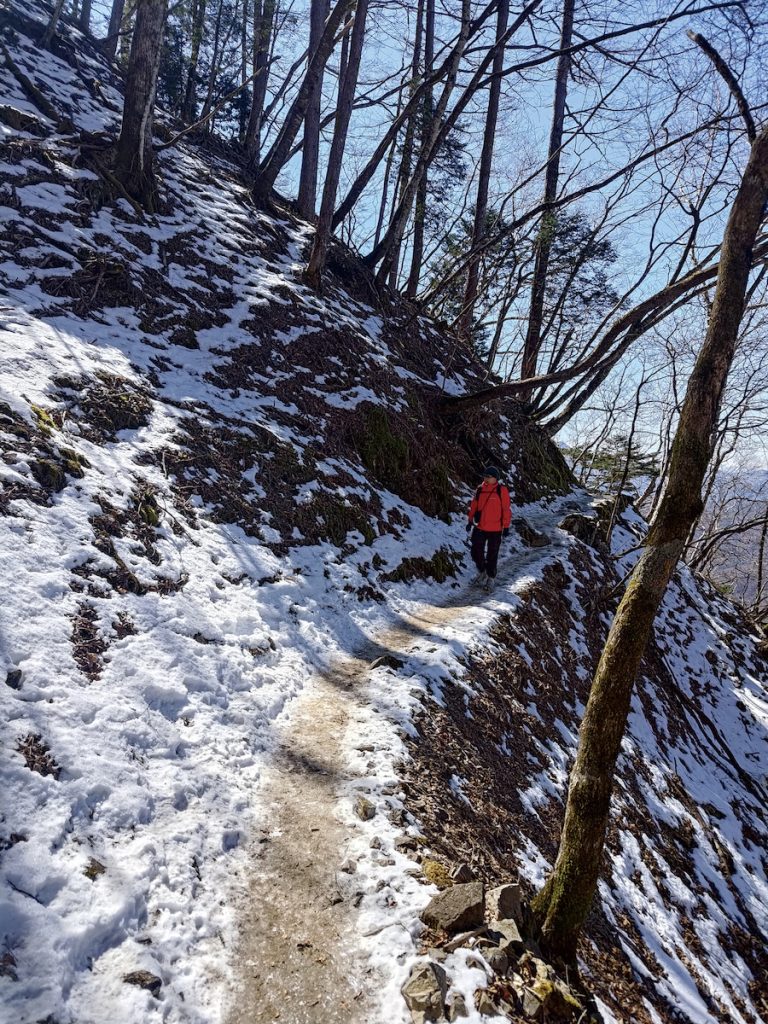 友K與積雪路段的合照，還記得他在這些路上罵了不少髒話。