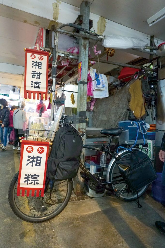 在龍泉、東門市場輪流擺賣的湖南粽腳踏車。