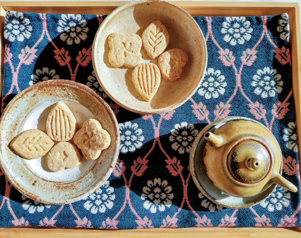 壺承,有時候是美麗的點心盤。