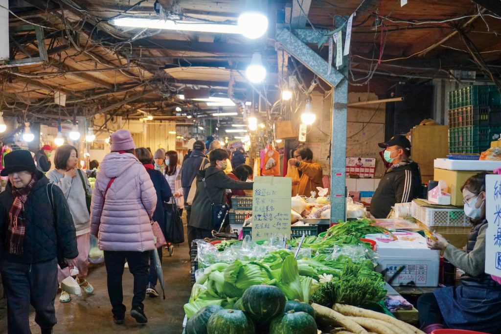 市場小巷屋頂蓋得不見天，冬避風、夏遮蔭。