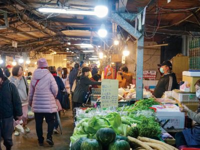 市場小巷屋頂蓋得不見天，冬避風、夏遮蔭。