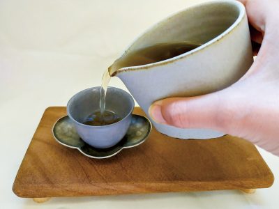 練習使用茶海時不被燙到，熟悉與器物的相處。