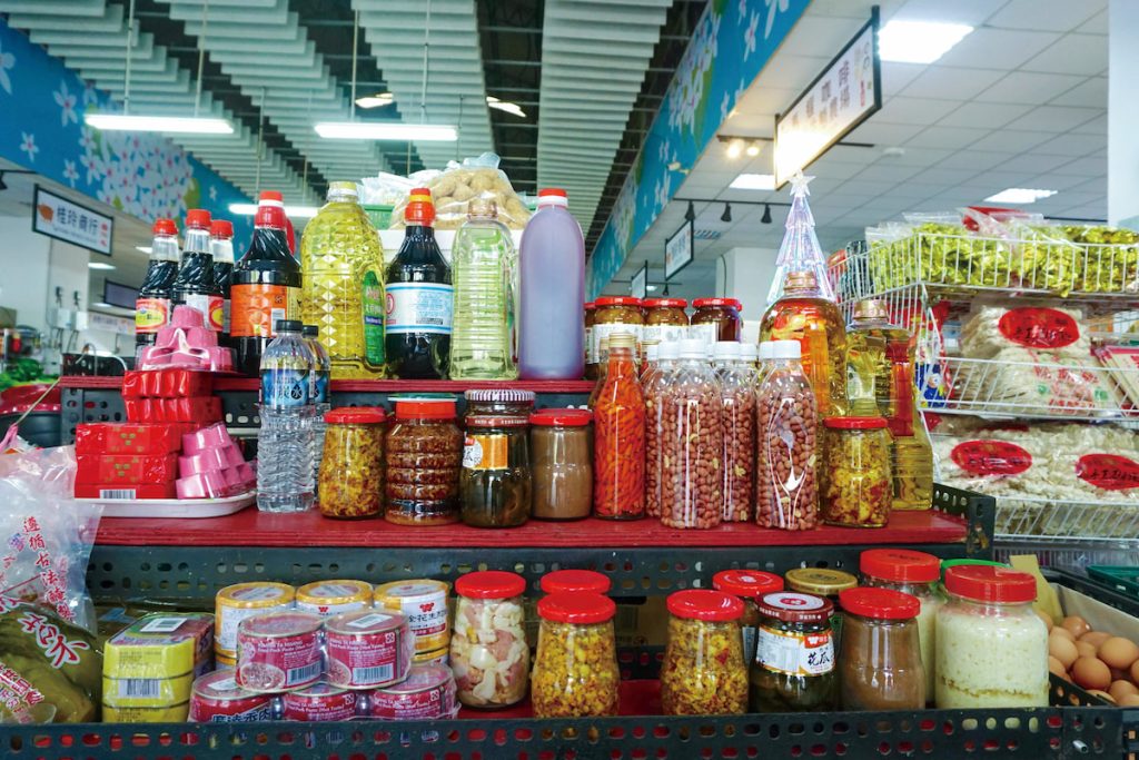 醃魚卵、麻粩、酒釀——族群在攤位上融合。