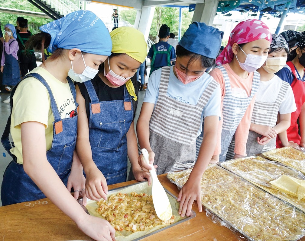 團隊來到蘇澳岳明國民中小學,帶領學生們製作宜蘭傳統甜點棗餅。