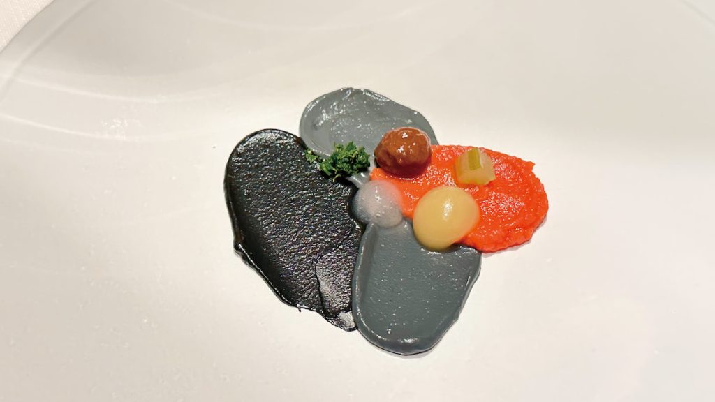 Espadon餐廳主廚以藝術家Pierre Soulages的作品為靈感的前菜。