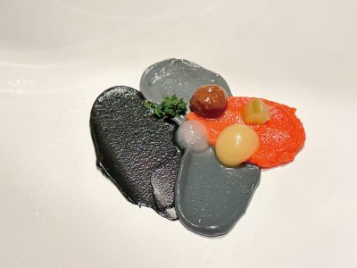 Espadon餐廳主廚以藝術家Pierre Soulages的作品為靈感的前菜。