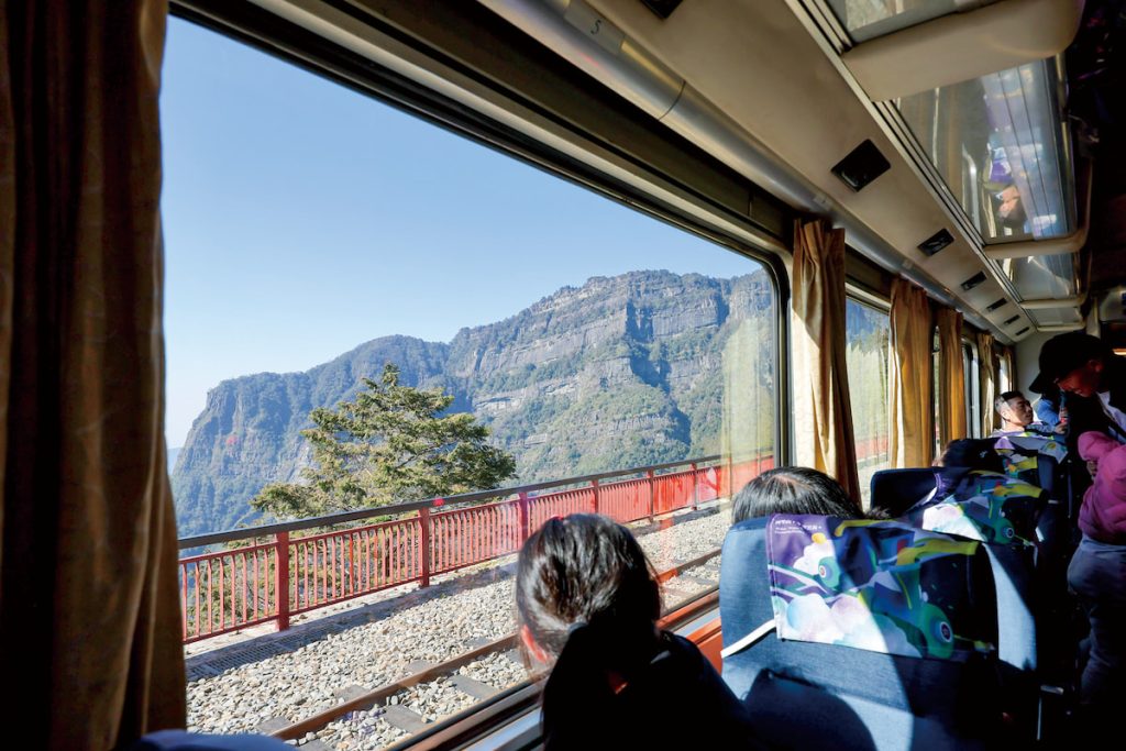 窗外的塔山美景,是二萬平站的一大亮點。