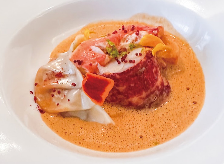 Solstice的主菜龍蝦佐泡菜醬汁,此外還有一個餃子。