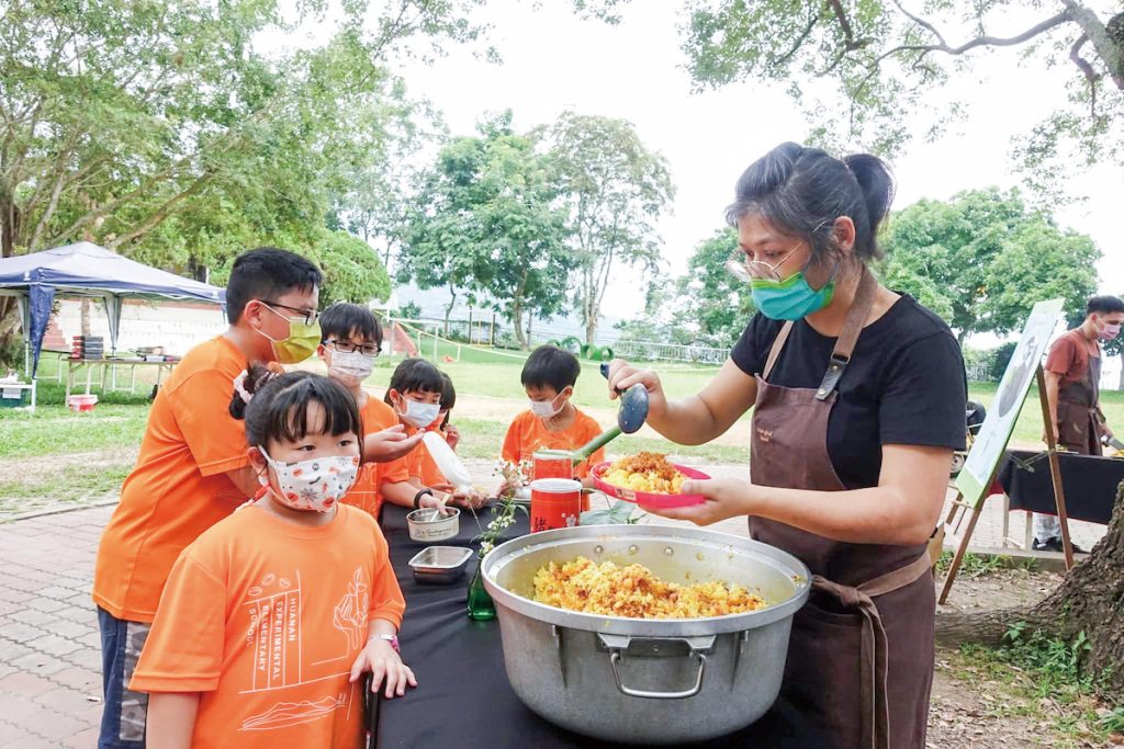 生態廚師主張生活、生意和生態應按步就班。
