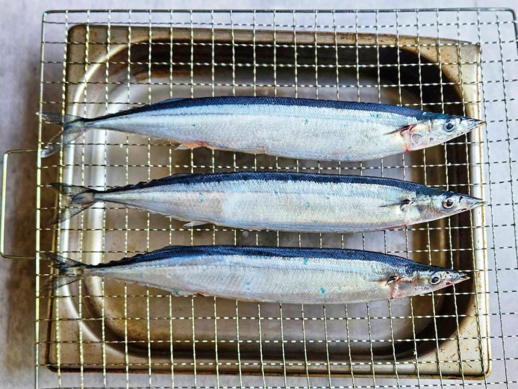 鹽烤秋刀魚 食材:秋刀魚2尾 60元/鹽 少許