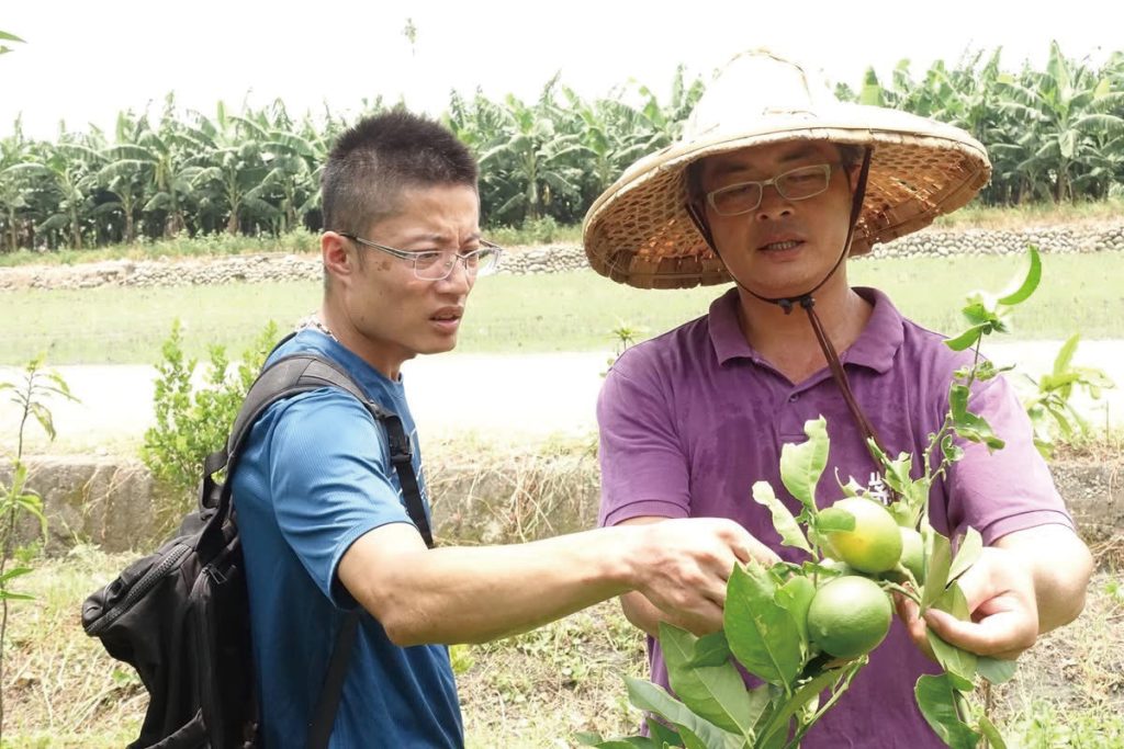 蕭至佑（左）到產地與農夫確認食材生長過程與環境。