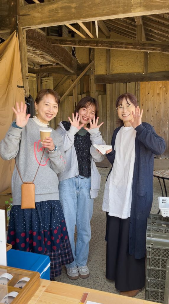 音樂是拓真中生命重要的一部分，也是她與女兒富貴的共同語言。由左至右為作者妻子、「わらびもち」成員Chaki與宏子。