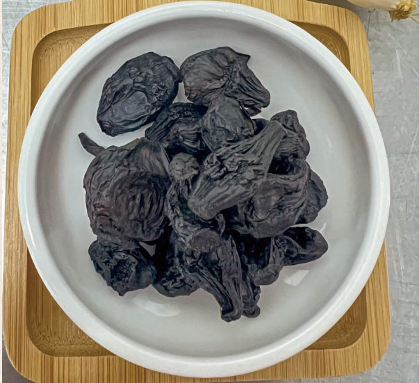 熟成火蔥是花蓮農改場加工研究室的創新研發，可做成養生黑火蔥雞湯，緩和火蔥的嗆辣感，增添濃厚韻味。