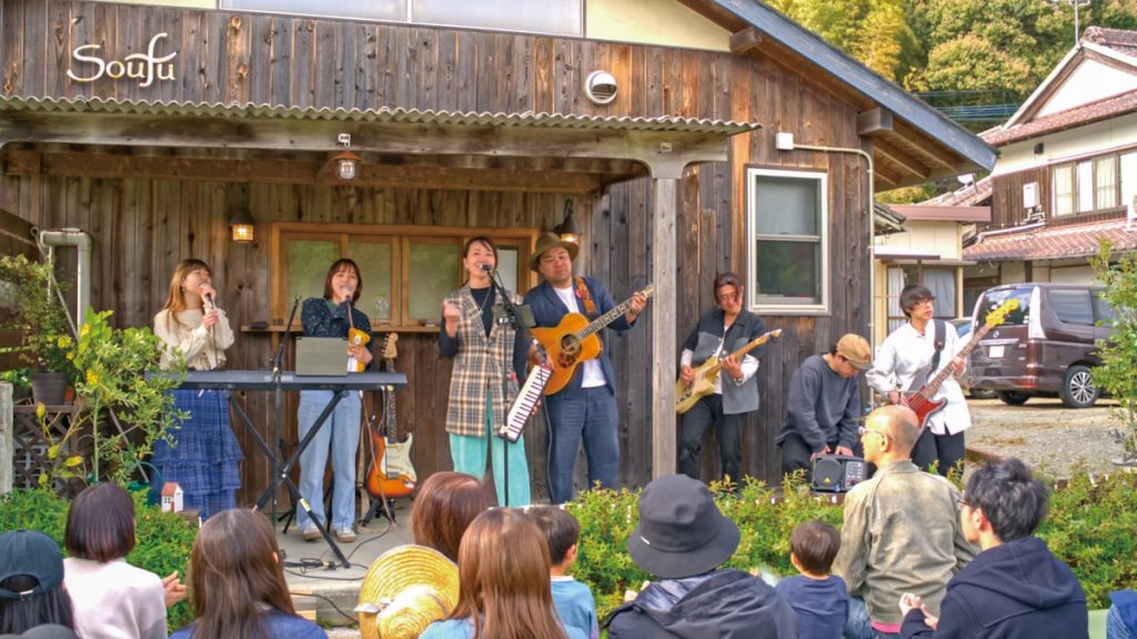 Garden music在偶然際遇下誕生，3年來吸引許多觀眾，是農村居民們相聚同樂的重要時刻。