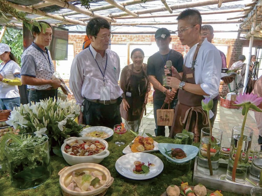 舉辦餐會時，蕭至佑向客人說明研發理念。
