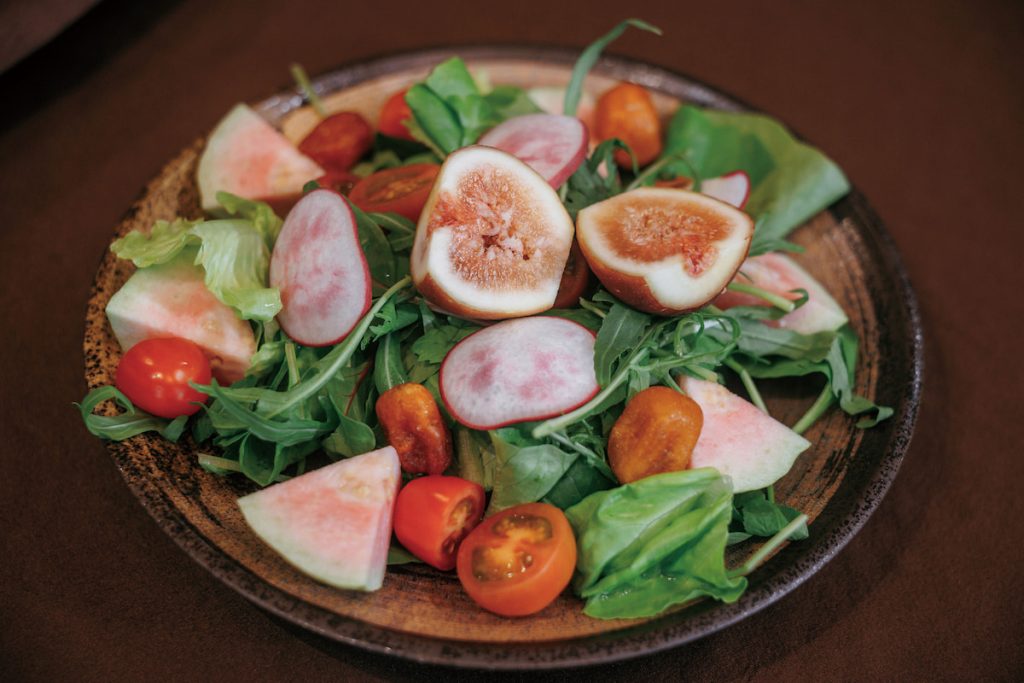 當季鮮果沙拉中的軟嫩無花果、新鮮生菜和礁溪有機金棗,多來自彰化「番挖水耕農場」鮮採直送。畫龍點睛的紫蘇梅醬,來自南投信義鄉有機青梅,加入自家種的新鮮紫蘇熬煮。