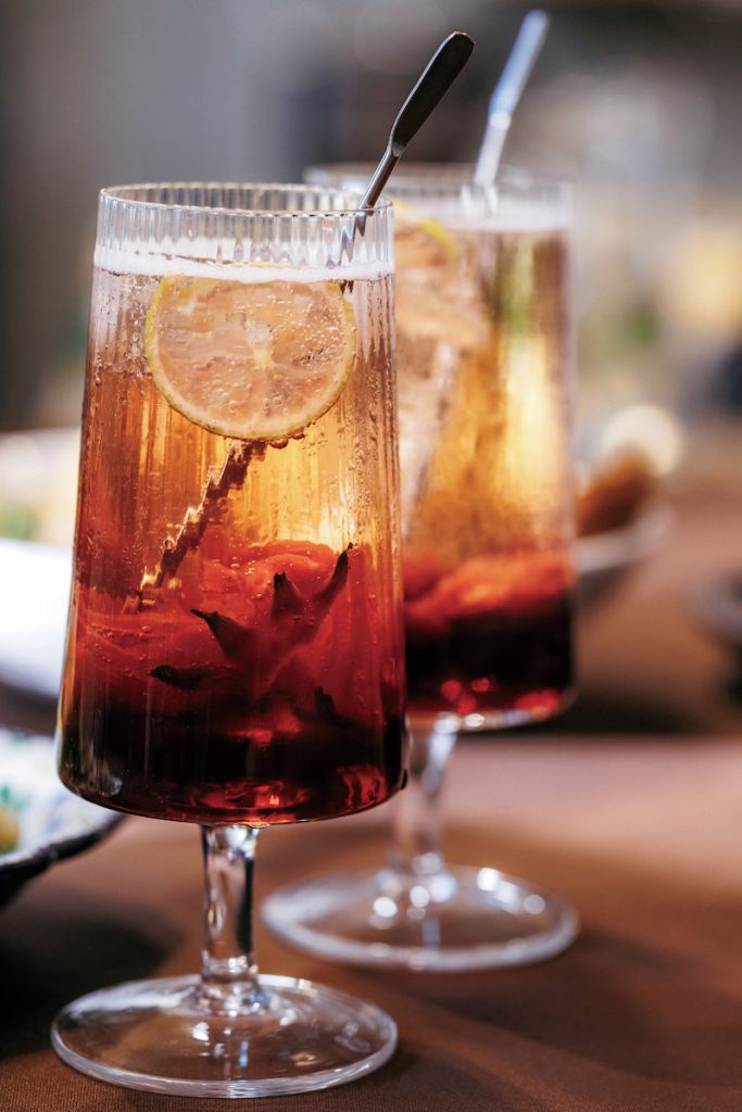 佐餐飲料也很用心,自家栽種紅肉李熬煮果露,搭配東方美人康普茶,有機洛神花蜜餞和氣泡水增添口感,清爽解膩。