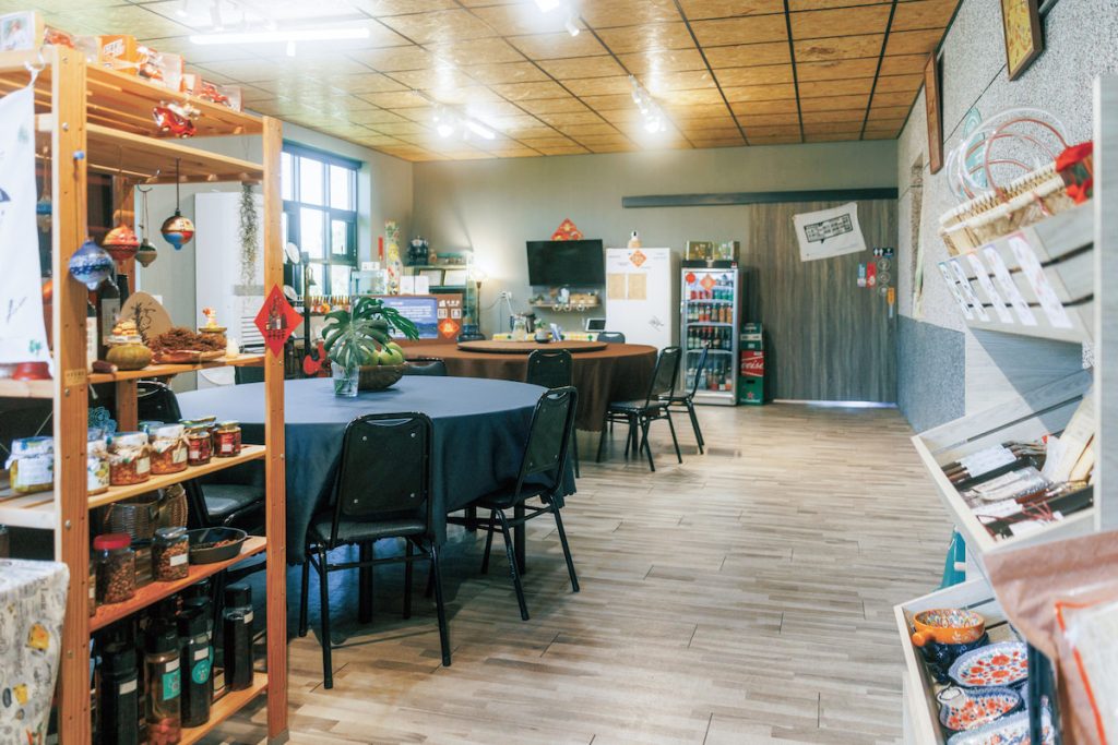 原本老舊的穀倉歷經數次艱辛改造,成為明亮溫馨的用餐空間,讓每個人來吃飯都像回家一樣放鬆舒適。