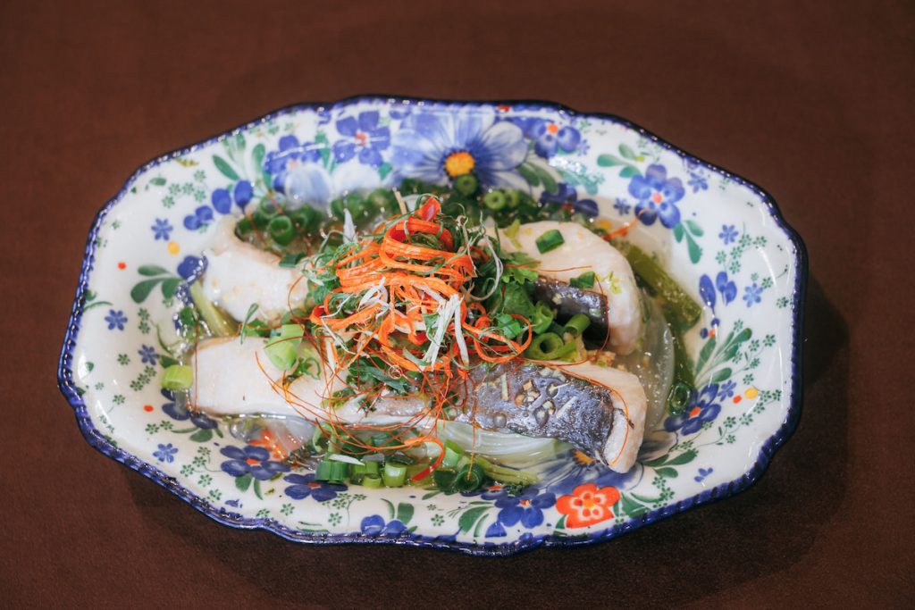 冬山柯林漁廠湧泉氣泡養殖的鱘龍魚菲力,使用清蒸方式保留原味與新鮮度,點綴帶有馬告、柑橘融合吉野一號香氣的恆器製酒《旅二》40%米酒和鮮甜三星蔥。