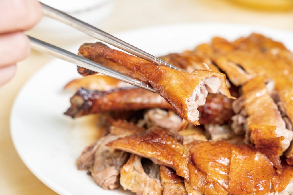 李吉配家中也經營鵝肉餐廳和加工食品，自製的燒鵝色澤油亮。