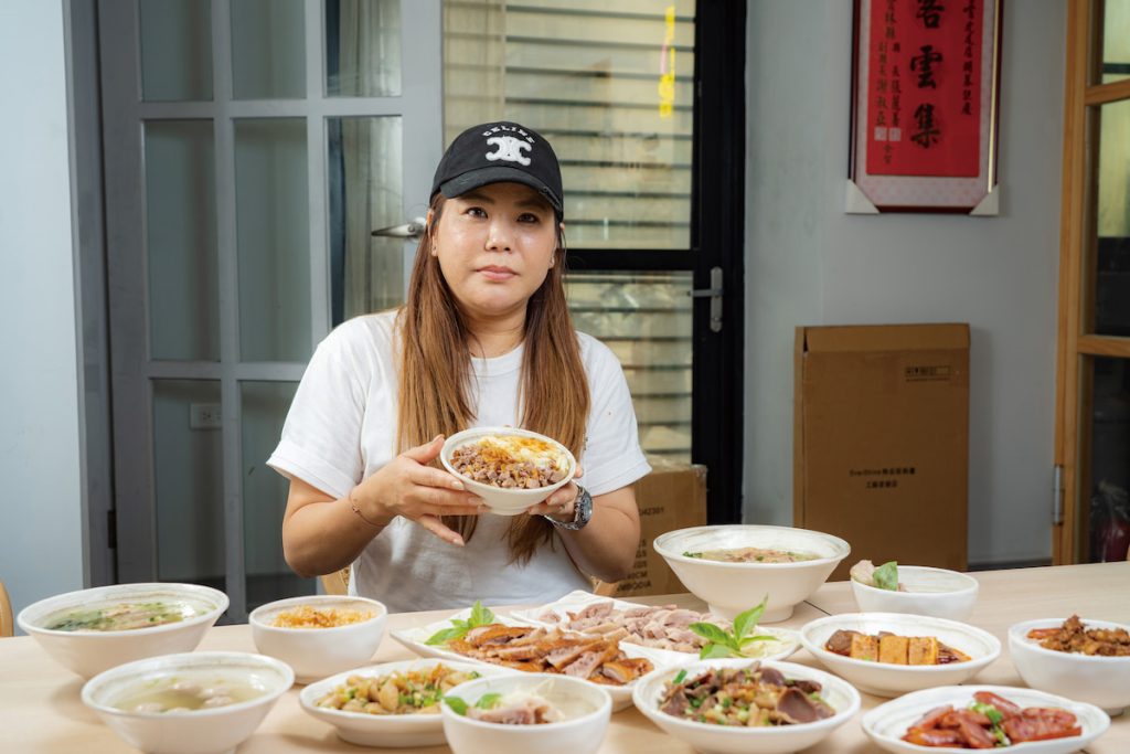 「偶鵝嚐嚐」負責人李淑惠不斷為鵝肉飲食翻新花樣，她手端與店名同名招牌餐點「偶鵝嚐嚐」。