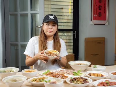 「偶鵝嚐嚐」負責人李淑惠不斷為鵝肉飲食翻新花樣，她手端與店名同名招牌餐點「偶鵝嚐嚐」。