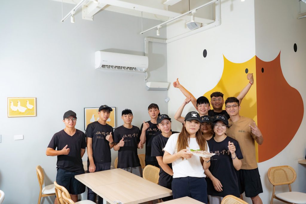 「偶鵝嚐嚐」店內裝潢年輕化，員工平均年齡也不到30歲。