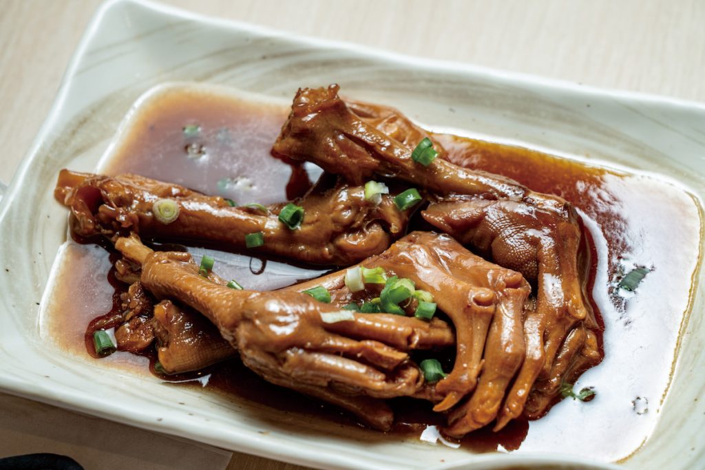 「化骨鵝掌」將鵝掌煨焢得軟爛入味，皮、骨入口即脫。