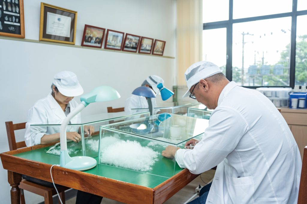 合隆有自家的認證實驗室，品管嚴格，確保出貨的鵝絨被含量確足。