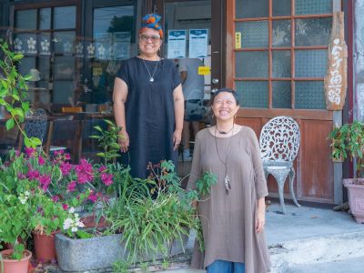 左：受訪者簡介 馬愛雲 曾從事進口廚具、家具、家飾行業，於SPA業擔任顧問二十年餘年。對兒童飲食教育深入參與，曾於蒙特梭利與華德福兒童教育系統，帶領兒童學習飲食的五感教學。為台灣生態飲食設計中心創辦人一。 右：受訪者簡介 吳秀娟 曾任職於臺北與臺中建築業，主要推動綠建設。離開建築業後，進入環境教育工作，並投入兒童永續教育教案撰寫。輔導過建築業、飯店、SPA業。為台灣生態飲食設計中心創辦人一。