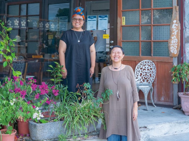 左：受訪者簡介 馬愛雲 曾從事進口廚具、家具、家飾行業，於SPA業擔任顧問二十年餘年。對兒童飲食教育深入參與，曾於蒙特梭利與華德福兒童教育系統，帶領兒童學習飲食的五感教學。為台灣生態飲食設計中心創辦人一。 右：受訪者簡介 吳秀娟 曾任職於臺北與臺中建築業，主要推動綠建設。離開建築業後，進入環境教育工作，並投入兒童永續教育教案撰寫。輔導過建築業、飯店、SPA業。為台灣生態飲食設計中心創辦人一。