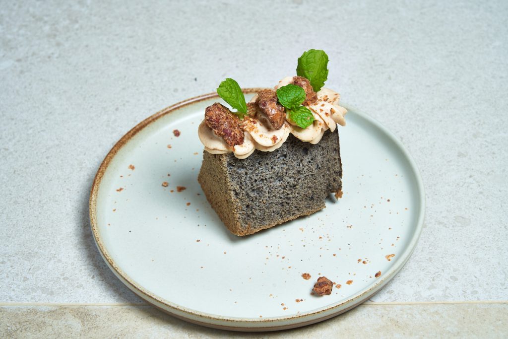 黑芝麻豆乳戚風蛋糕佐花生鮮奶油,搭上薄荷葉解膩。