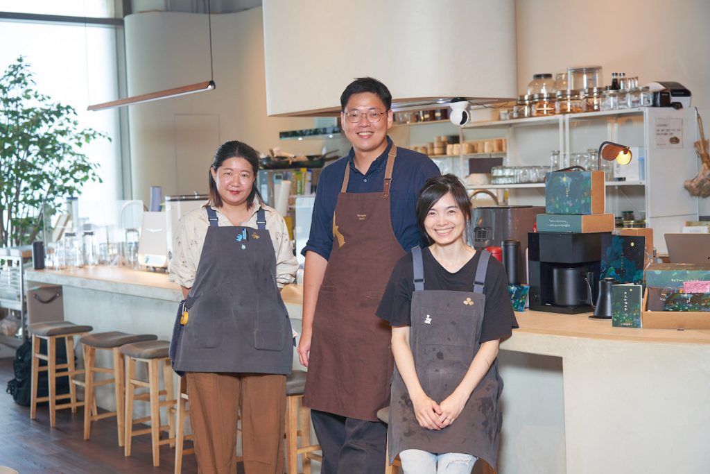 自煮生活團隊夥伴,由左至右為負責插畫視覺設計的謝杰耘、張育瑋和擔任咖啡師與甜點主廚的吳卉婷。
