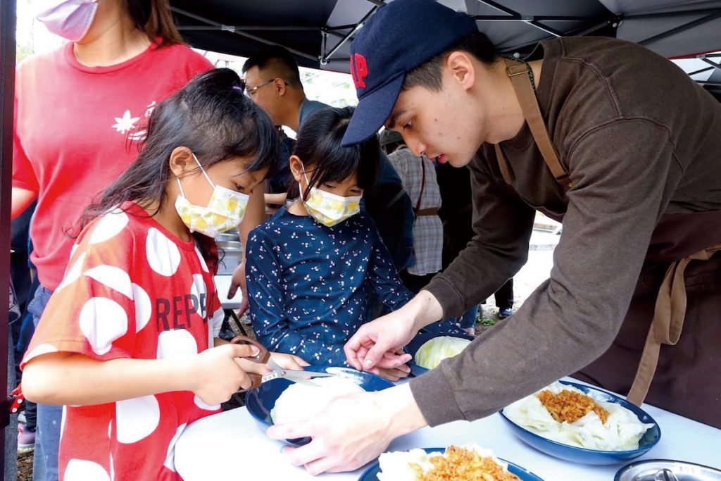 葉柏漢（右）認為影響小朋友如何看待食物很重要。