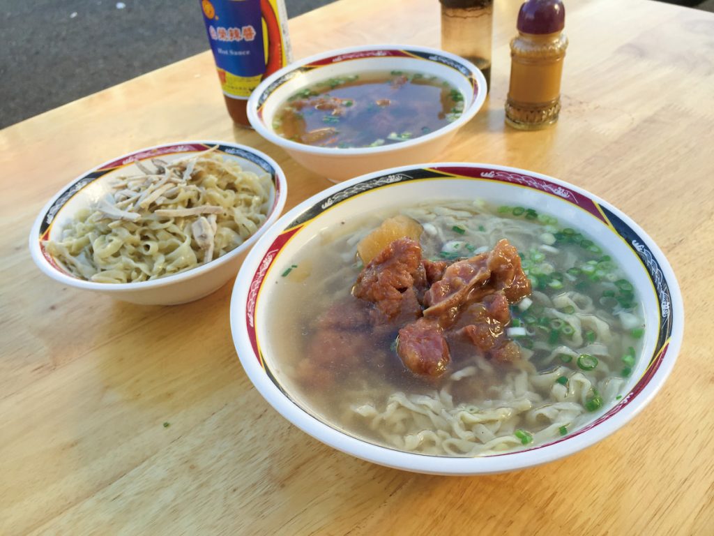 現在已經閉店的澎湖案山排骨麵，曾經是我們家假日午餐常吃的人氣麵店。