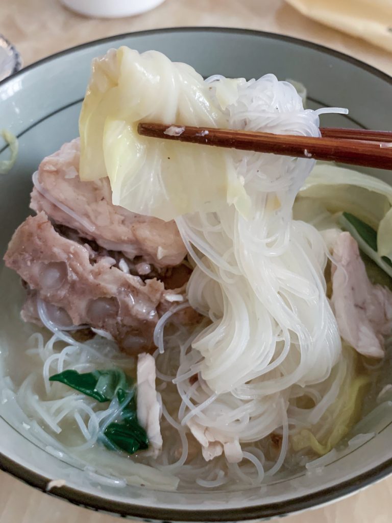 悶熟的米粉泡在濃郁的魚湯頭湯裡，Q彈美味。