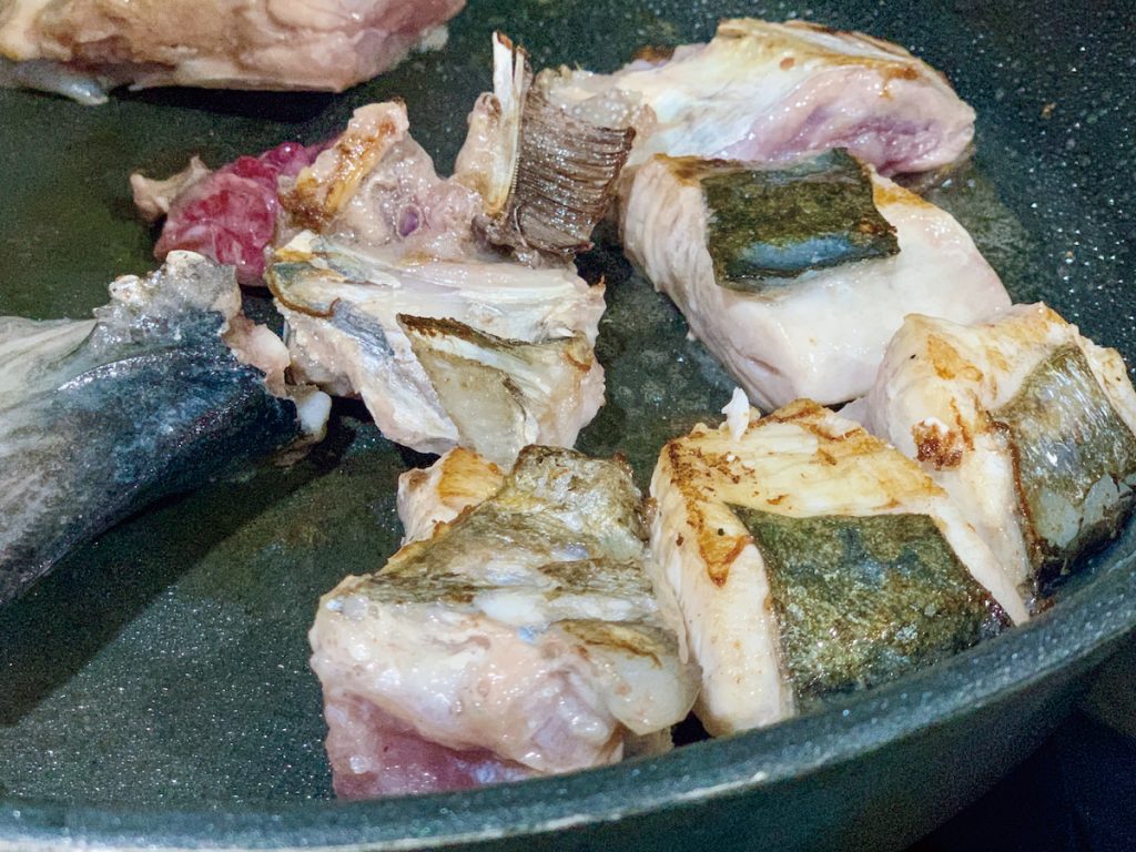 煎香的魚頭，只要加入清水就會化成濃郁海鮮高湯。這是魚頭米粉不可缺少的第一步驟。