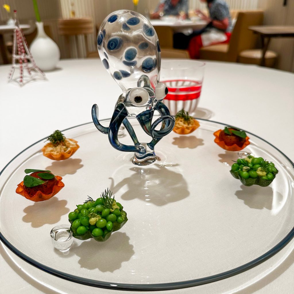 Blanc餐廳從空間到餐桌上的餐具、餐盤上的餐點都傳達出餐桌的藝術。