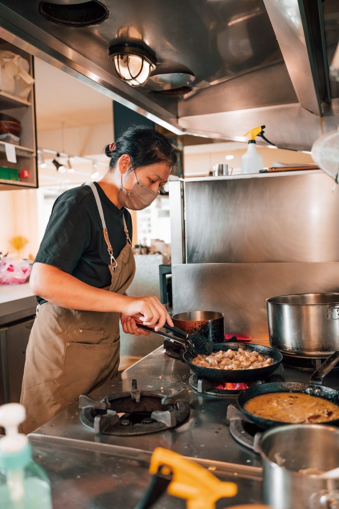 熬煮的菱角承載農夫的堅持、生態的維繫和餐桌的連結。