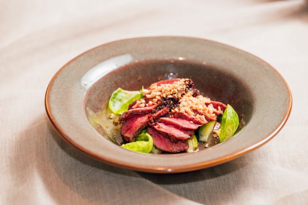 川味口水羊,羊肩背肉被切成厚實的塊狀,外層微焦,內裡仍保留粉紅。口感介於韌與柔之間,帶著意外的平衡。