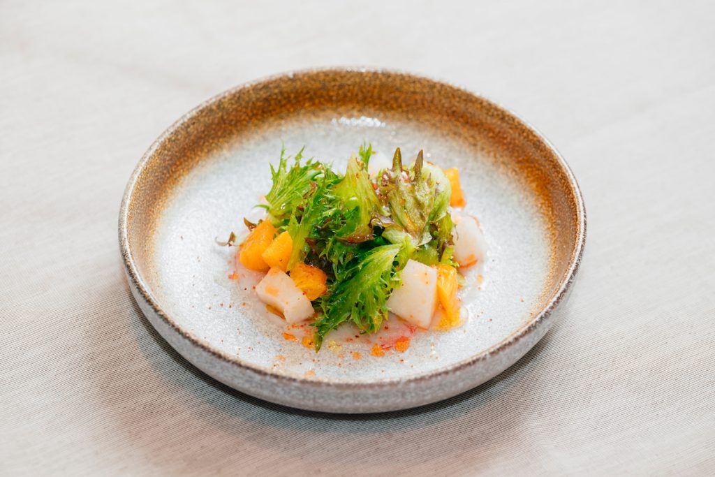 蘭陽蝦甜以清脆蔬果打開味蕾。