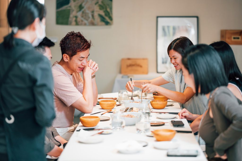 熟客們雖不知生態廚師,但對呂甯期的廚藝與用料大為讚賞。