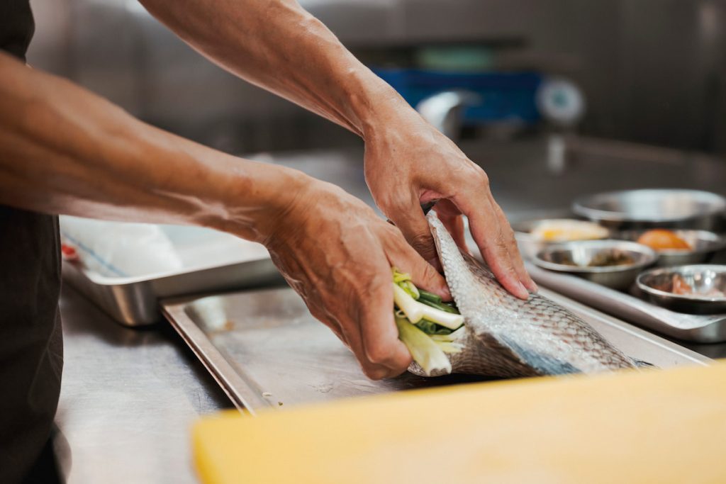 選用養殖期間不斷換水、維持養殖池清潔的臺灣鯛，便無需複雜烹調。