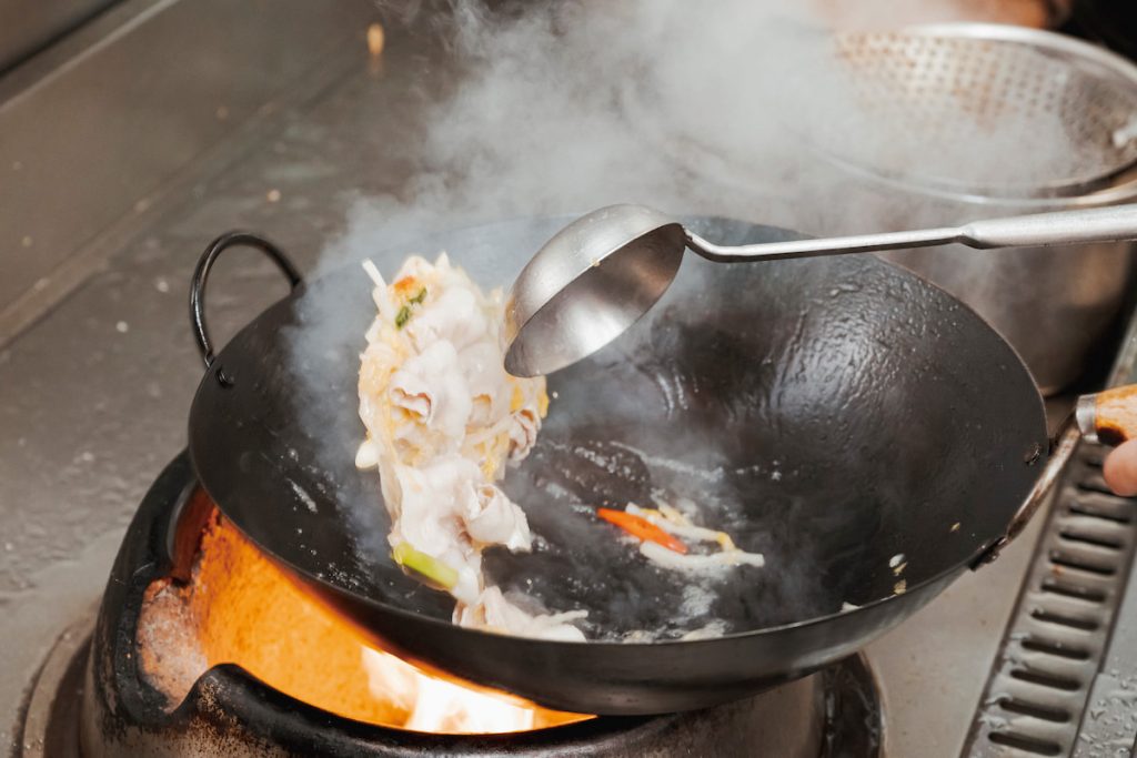 臺菜廚師精準拿捏火侯、料理迅速，三分鐘就能做好一道菜。