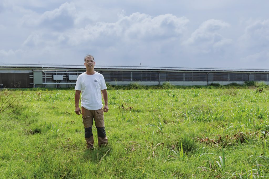 蔡英地從1棟鵝舍開始養鵝，現在已經擴建到12棟。鵝舍附近的農地也採用循環農業，種牧草、玉米，與生態和諧共生。
